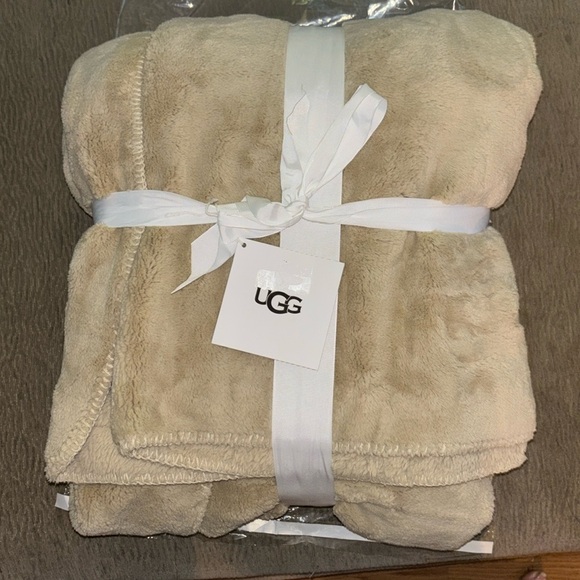 UGG - Whistler Sand Throw Blanket. 50X70, NWT - Picture 2 of 5
